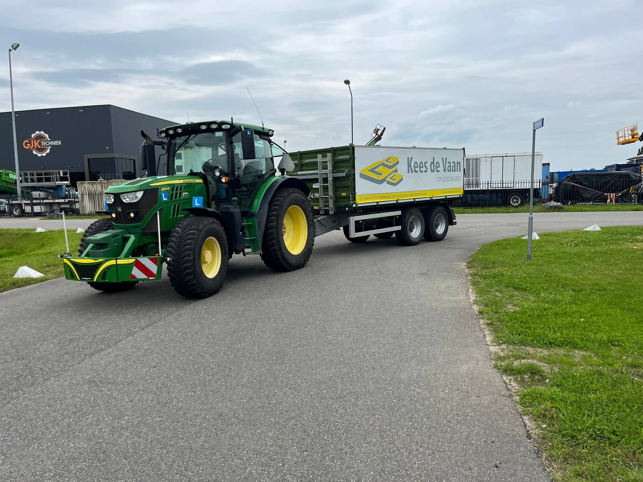 Trekker met aanhangwagen van Kees de Vaan opleidingen, de combinatie waarop je praktijkles krijgt
