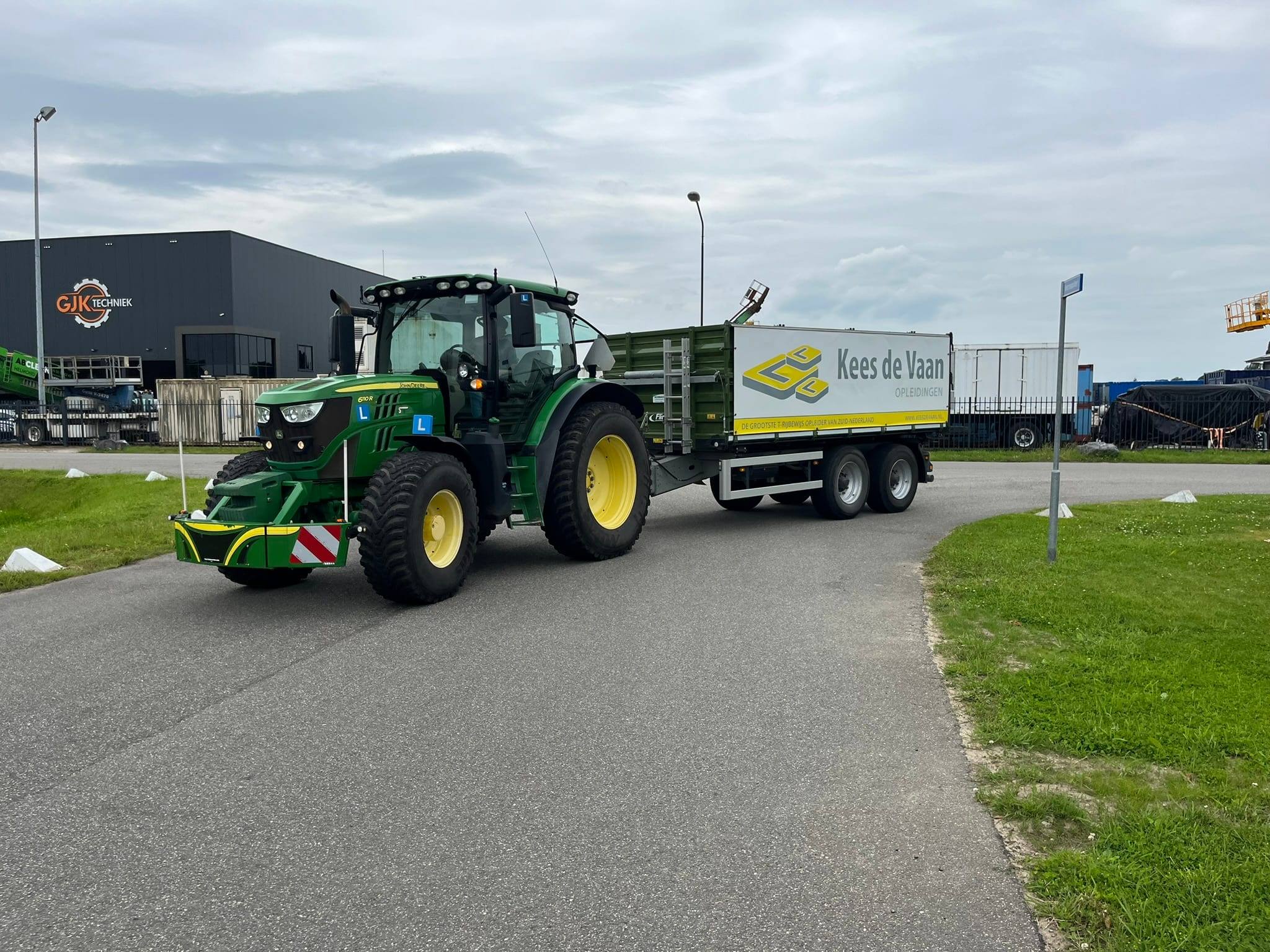 Lestrekker met L-bord en aanhangwagen van Kees de Vaan opleidingen op de weg