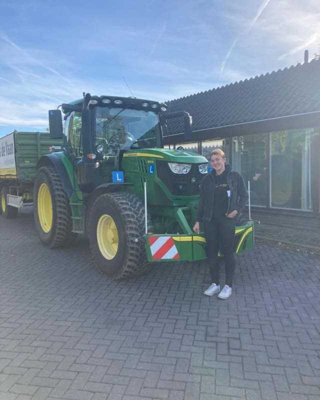Geslaagde cursist voor de bumper van een groene lestrekker met L-borden